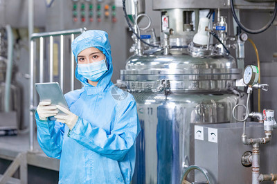 化工廠技術工人手拿平板電腦工作 計算機技術開發(fā)賦能工業(yè)智慧化轉型